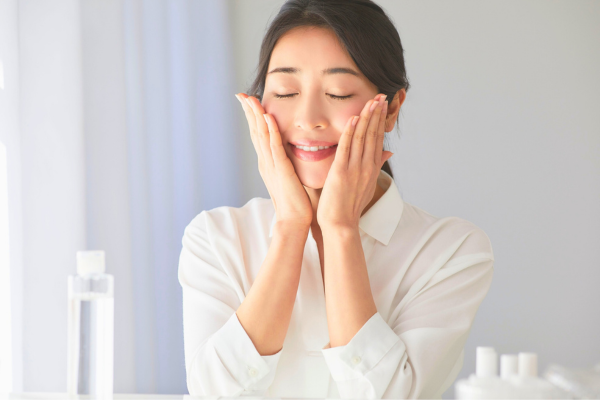 くつろぐ女性