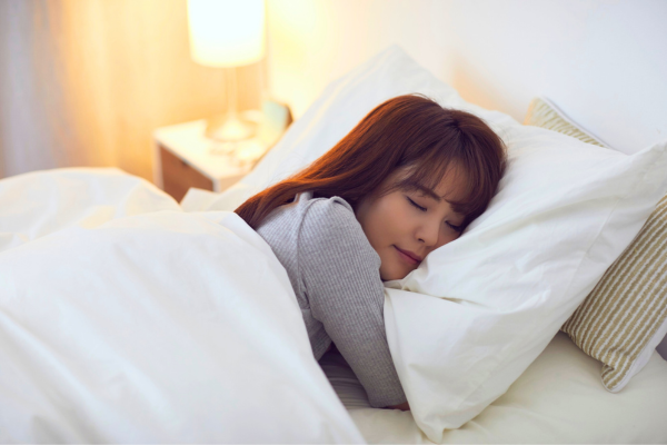 枕を抱えて眠る女性