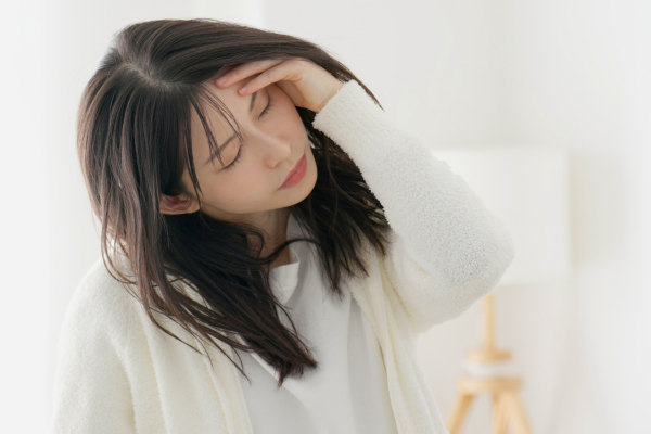 頭を抱える女性